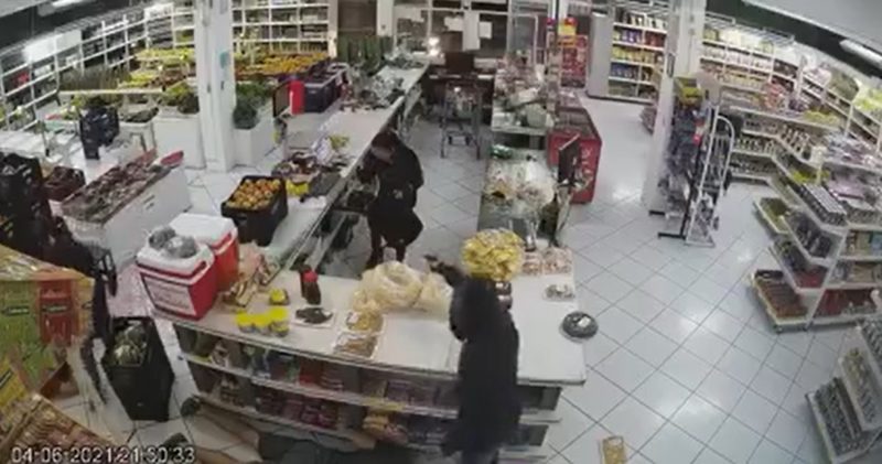 Câmeras de segurança rgistram momento em que asslatantes ameaçam funcionárias e roubam um sacolão em Indaial – Foto: Reprodução/Sistema de Vigilância/Divulgação