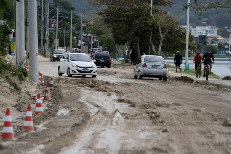 Avenida das Rendeiras, na Lagoa da Conceição, neste domingo (20). Via precisou ser drenada por caminhões hidrojatos da prefeitura para que o volume de água fosse diminuído – Foto: Leo Munhoz/ND