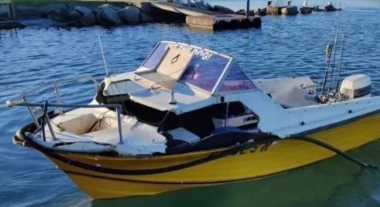 Barco de 5 metros ficou com boa parte do convés destruído – Foto: Reprodução 7 News