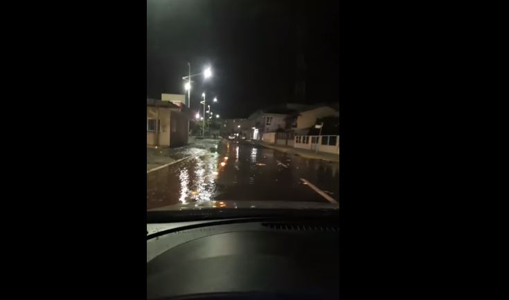 Mar invadiu avenida do Centro de Barra Velha – Foto: Reprodução/Redes sociais