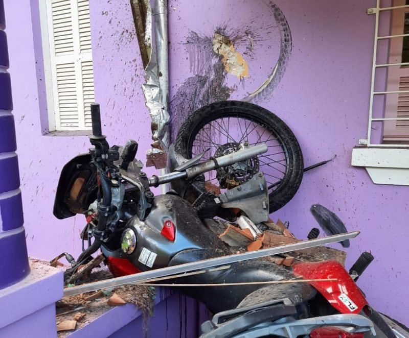 Ap&oacute;s batida, moto saiu da pista e bateu na parede de uma casa, atingindo parte do telhado na SC-437 em Imaru&iacute; – Foto: Divulga&ccedil;&atilde;o/Corpo de Bombeiros/ND