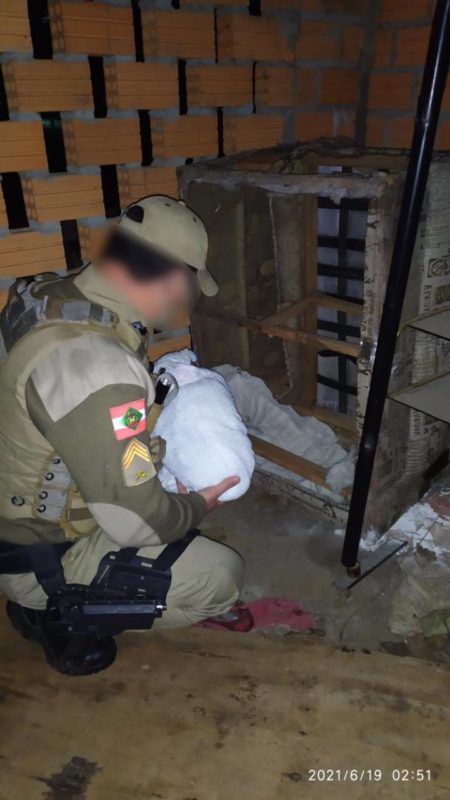 Policiais encontraram bebê dentro de sofá em casa abandonada &#8211; Foto: PM/Divulgação