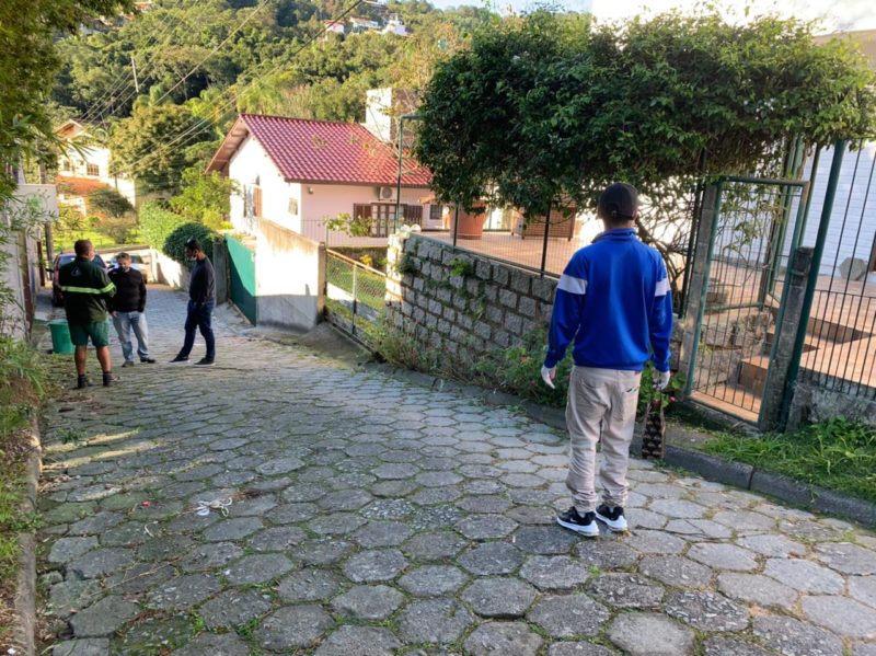 Condomínios, comércios e casas foram avaliados pela Blitz Sanear nos bairros Campeche, Rio Tavares, Sambaqui, Ingleses e Vargem do Bom Jesus- Foto: Djone Joench/Floripa Se Liga Na Rede/Divulgação/ND