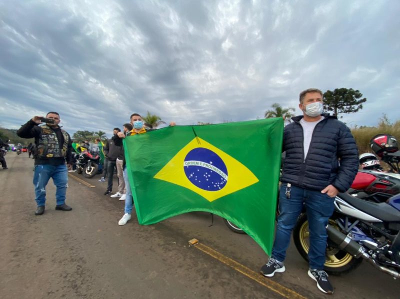 Apoiadores do presidente se concentraram com bandeiras do Brasil para receber Bolsonaro &#8211; Foto: Willian Ricardo/ND