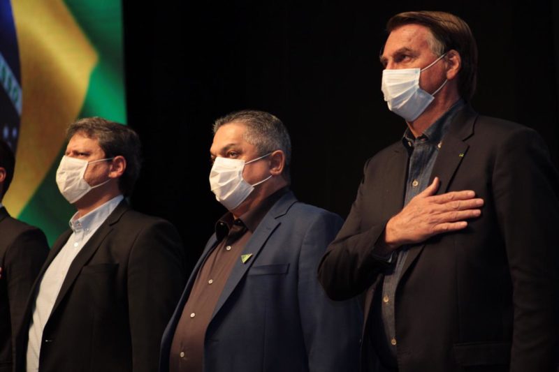 Presidente Bolsonaro, prefeito João Rodrigues e o Ministro Tarcísio Gomes de Freitas durante Hino Nacional 