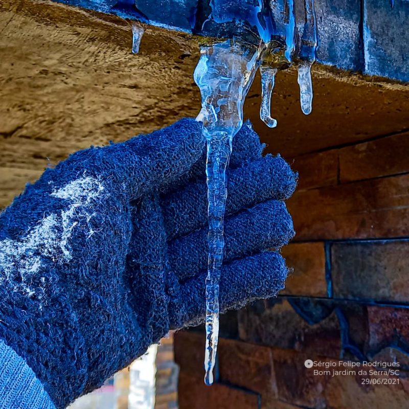 Com menor temperatura no Estado, a água no chafariz da praça central de Bom Jardim da Serra congelou &#8211; Foto: Sérgio Felipe Rodrigues/Divulgação/ND