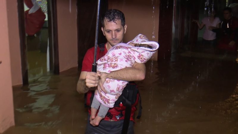Bombeiro participou do resgate de famílias nos alagamentos de 2019 – Foto: Reprodução/NDTV