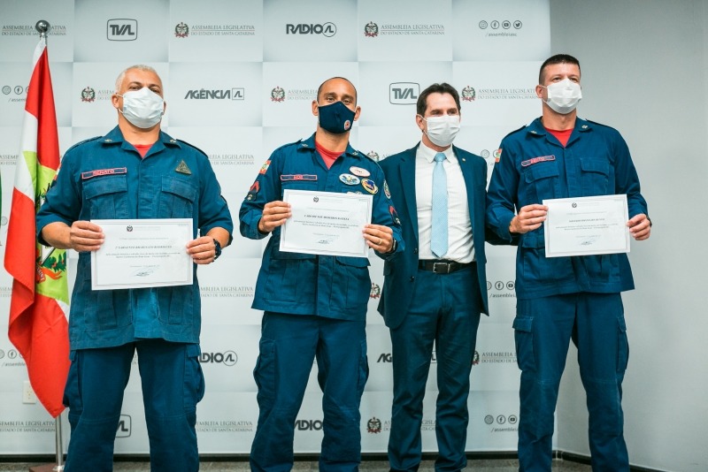 Bombeiros são homenageados por ato de bravura em incêndio 