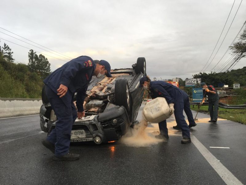 Acidente carro: Bombeiros auxiliaram a PMRV e a GMF para liberar a rodovia