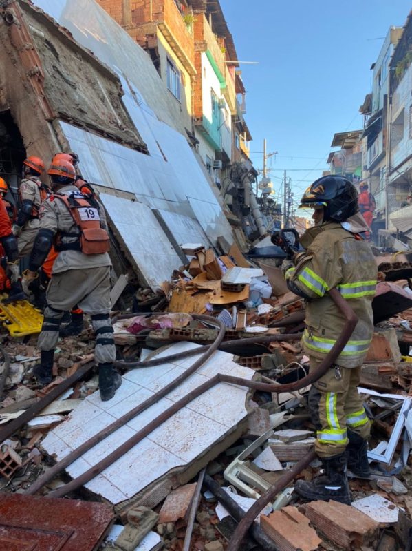 Pelo menos quatro pessoas já foram localizadas embaixo da pilha de entulho – Foto: CBMR/Divulgação/ND
