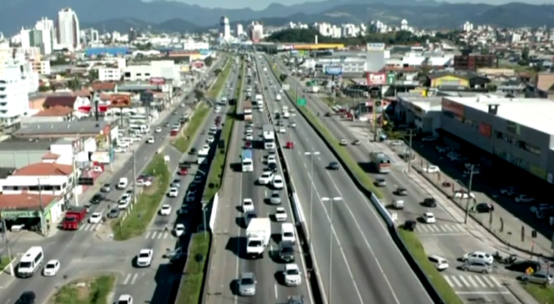 Trânsito é intenso entre Palhoça e São José devido às obras da terceira faixa &#8211; Foto: Reprodução/NDTV RecordTV