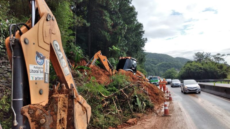 Trabalhos de limpeza seguem na BR-101, em Palho&ccedil;a, onde uma queda de barreira bloqueia o tr&acirc;nsito desde a noietd e s&aacute;bado (19) – Foto: Divulga&ccedil;&atilde;o/Arteris Litoral Sul