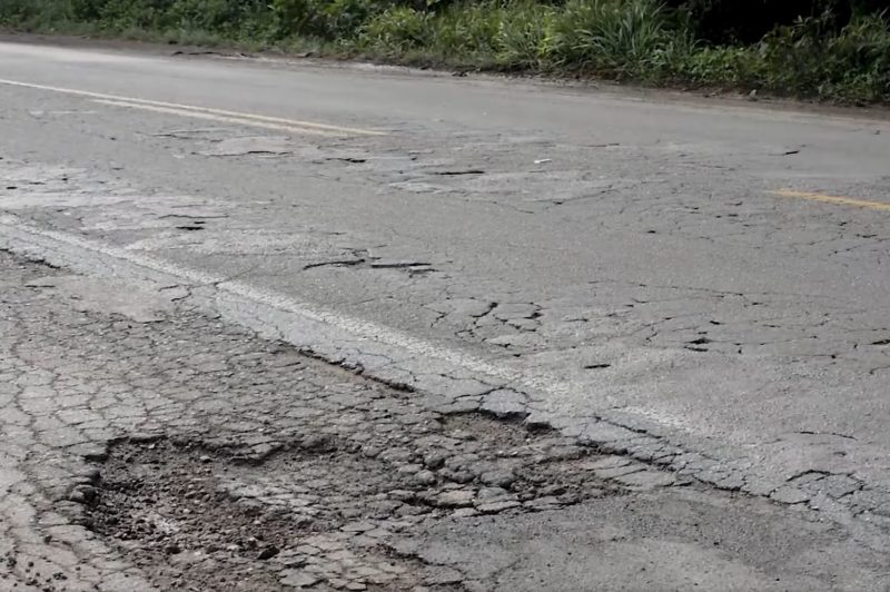 Buracos na rodovia têm causado diversos acidentes – Foto: Reprodução/Redes Sociais