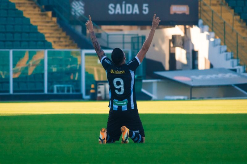 Bruno Paraíba comemora o gol que deu a primeira vitória ao Figueirense na Série C – Foto: Patrick Floriani/FFC