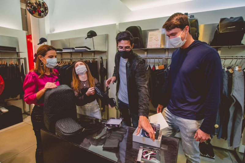 Na Calvin Klein há opções para todos os bolsos e gostos. Na foto (esq. para dir.) estão Marta Gomes, Bruna Coelho, Luan Fagner e Gulherme Hülse – Foto: Isis Lacombe/ND