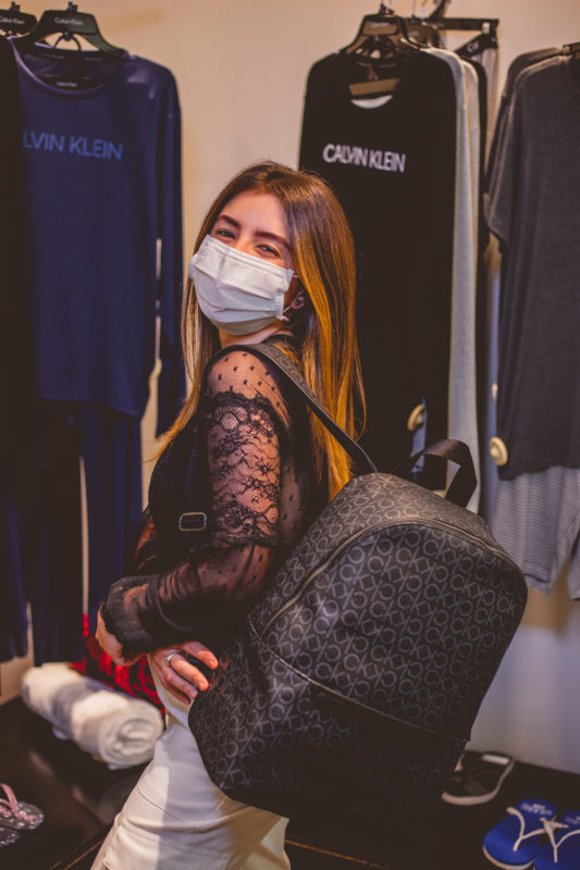 Bruna gostou da mochila da Calvin Klein – Foto: Isis Lacombe/ND