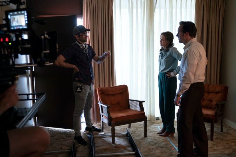 O diretor Michael Chaves ao lado do casal de protagonistas – Foto: Warner Bros./Divulgação/ND