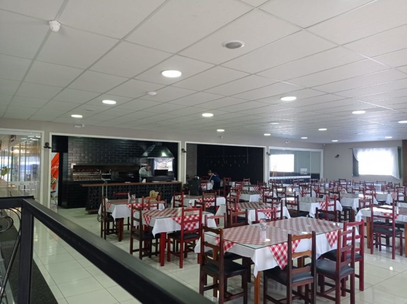 Uso de m&aacute;scaras por todos os clientes continua, sendo permitida a retirada apenas quando estiverem sentados &agrave;s mesas durante o consumo – Foto: Dalvan Pereira/Divulga&ccedil;&atilde;o/ND