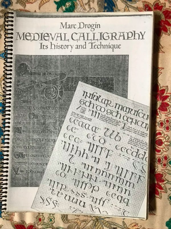 Livro de caligrafia medieval usado por Belchior está guardado na casa de Gomes, no Ribeirão da Ilha