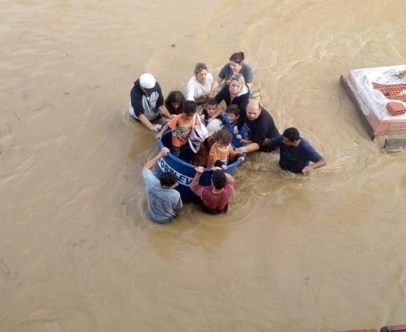 Fam&iacute;lia &eacute; resgatada em caixa d’&aacute;gua em Cambori&uacute; em agosto de 2021- Foto: Reprodu&ccedil;&atilde;o/Arquivo/ND
