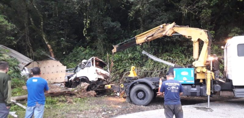 Caminhão retirado na Serra Dona Francisca 