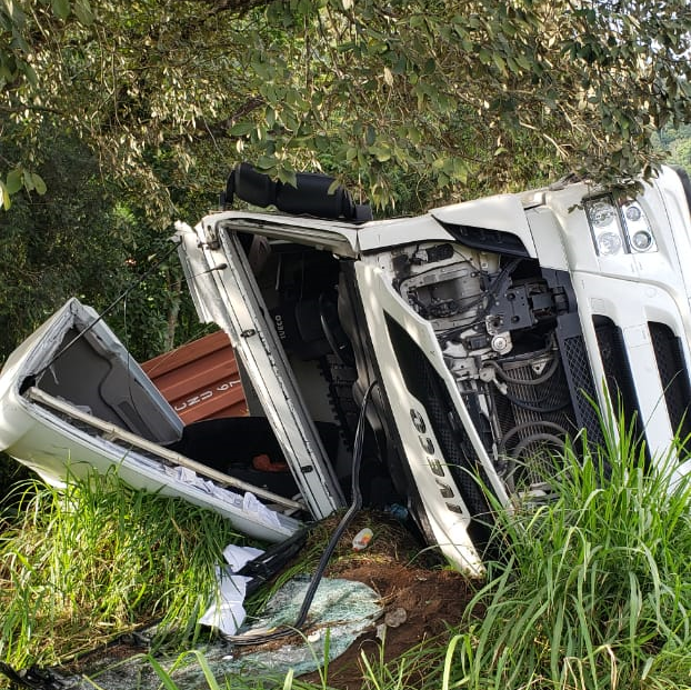 Cabine do caminhão ficou completamente destruída após o tombamento do veículo – Foto: Divulgação/Bombeiros Voluntários de Ascurra, Apiúna e Rodeio/ND