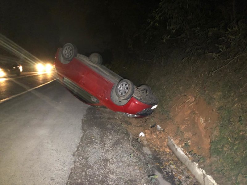 Capotamento aconteceu na noite desta sexta-feira (25)