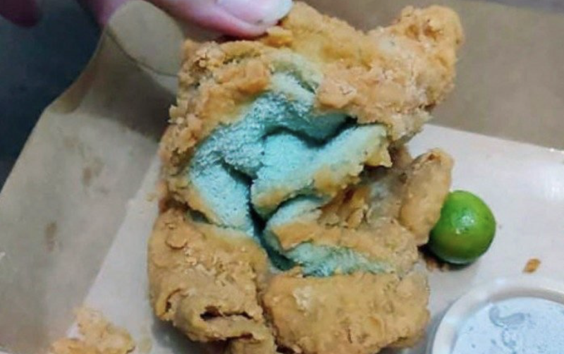 Cliente pediu frango frito, mas recebeu toalha empanada – Foto: Reprodução