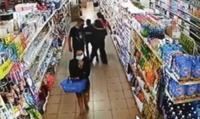 Câmera flagra momento em que o sargento apalpa o seio da jovem – Foto: Reprodução