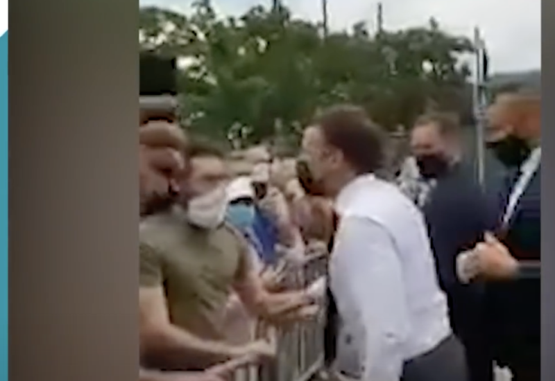 Imagem mostra momento em que agressor segura o braço de Macron para agredi-lo – Foto: Reprodução
