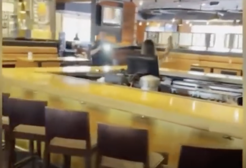 Tina arremessa garrafa no policial, que tenta imobiliza-la com arma de choque – Foto: Reprodução