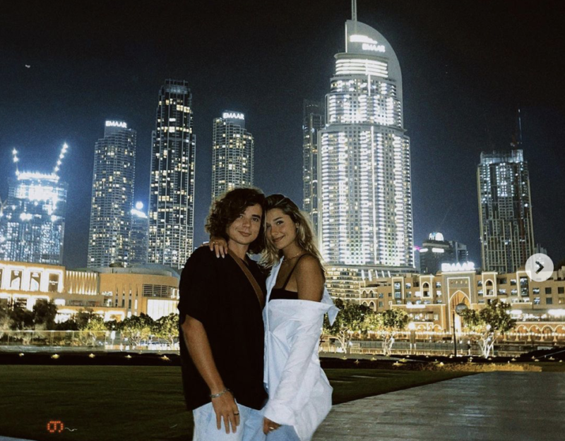 João Figueiredo e Sasha posam momentos antes de embarcar de volta ao Brasil – Foto: Reprodução