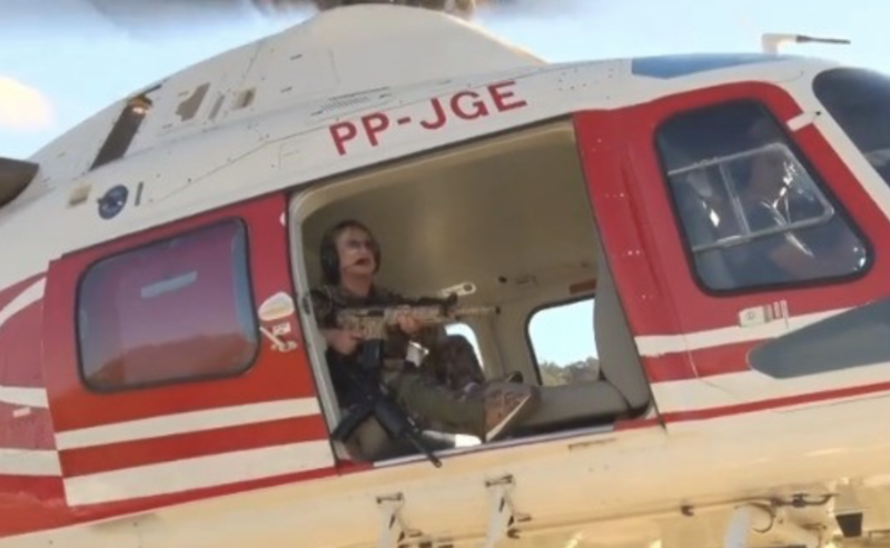 Magda Moffato posa com fuzil no interior de um helicóptero: “Te cuida, Lázaro”! – Foto: Reprodução