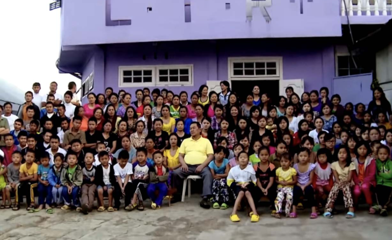 Ziona posa com a fam&iacute;lia, que mal cabe numa foto – Foto: Reprodu&ccedil;&atilde;o