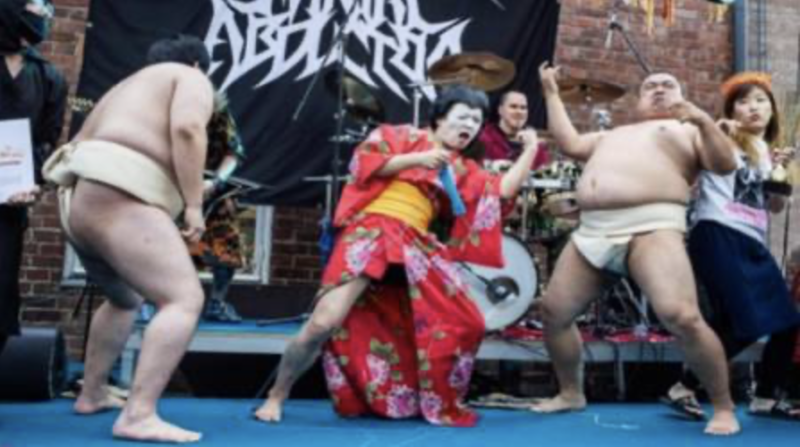 Japoneses em ação, fazendo tricô enquanto ouvem Heavy metal: campeões a primeira edição – Foto: Reprodução