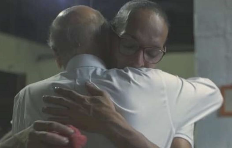 O abra&ccedil;o de Drauzio Varella a Suzy Oliveira na entrevista que gerou a a&ccedil;&atilde;o – Foto: Reprodu&ccedil;&atilde;o