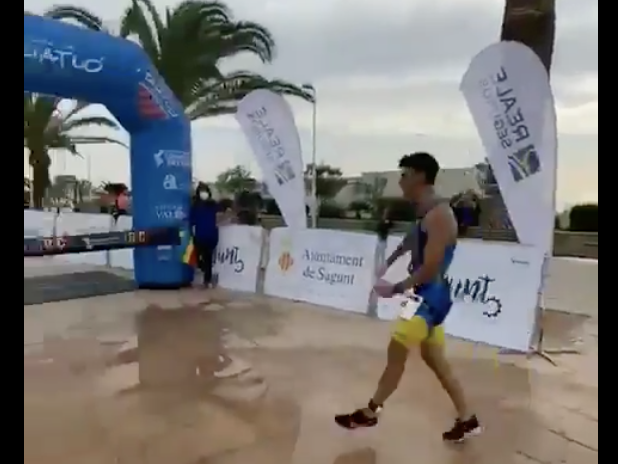 Triatleta faz dancinha e é ultrapassado na reta final – Foto: Reprodução