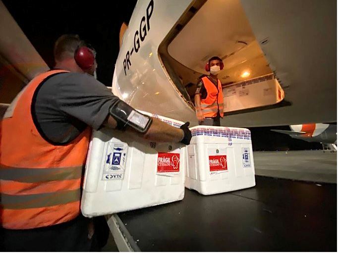 Remessa de vacinas da AstraZeneca que desembarcou em Florianópolis no início da madrugada de quinta-feira – Foto: Secom/SC/divulgação