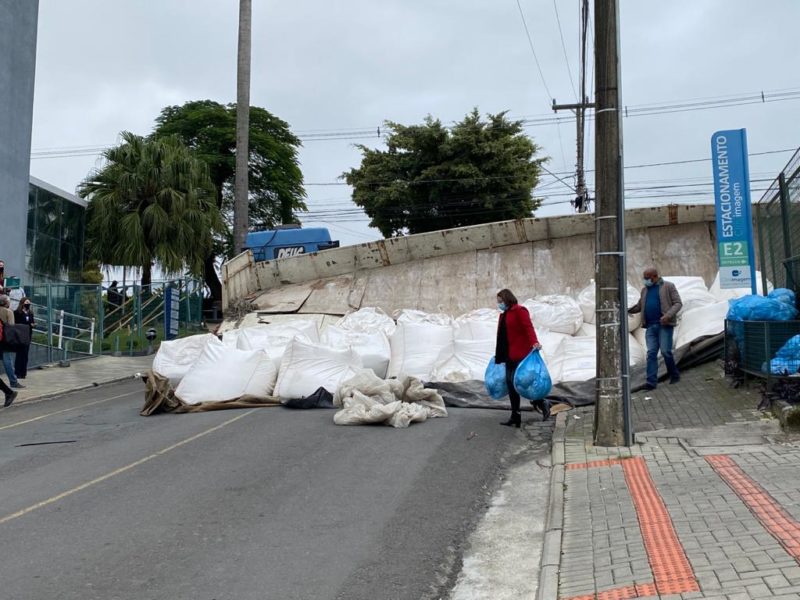Tr&acirc;nsito na Rua M&aacute;rio de Andrade seguir&aacute; interrompido at&eacute; a retirada da carreta e da carga do local – Foto: Divulga&ccedil;&atilde;o