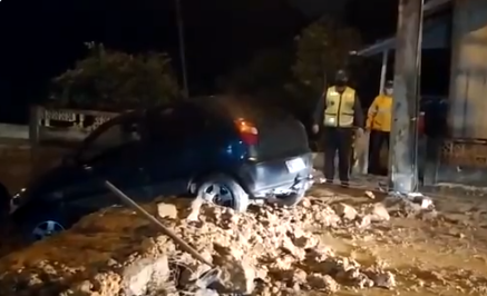 Motorista tenta avançar em ponte que caiu e fica preso em barranco – Foto: Reprodução/Redes Sociais/ND