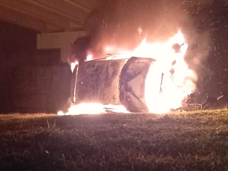 Motorista de 19 anos foi salvo de carro em chamas – Foto: CBMSC/Divulgação/ND