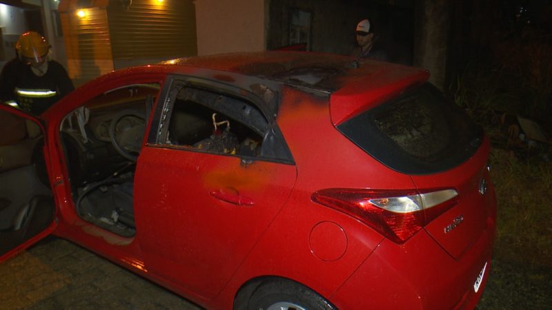 Carro foi incendiado na zona Leste de Joinville – Foto: Ricardo Alves/NDTV