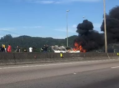 Carro pega fogo na BR-101 e causa filas quilométricas em Balneário Camboriú – Foto: Juliana Senne/NDTV/Reprodução