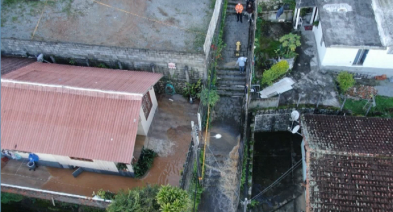 Resid&ecirc;ncia pr&oacute;xima da adutora foi invadida pela &aacute;gua – Foto: Reprodu&ccedil;&atilde;o/NDTV RecordTV