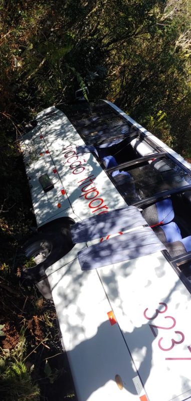 &Ocirc;nibus saiu da pista e caiu em ribanceira no Morro da Igreja – Foto: BBM/Divulga&ccedil;&atilde;o/ND