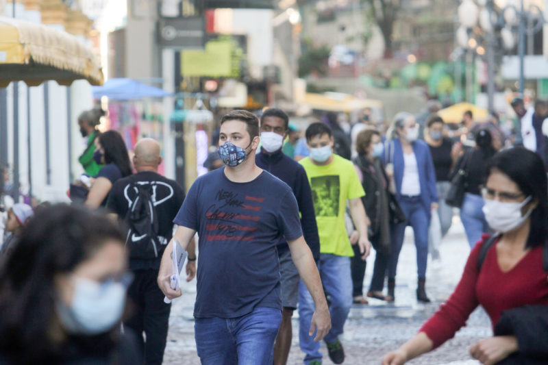 pessoas com máscara no Centro de Florianópolis