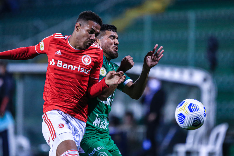 O atacante Bruno Silva teve surto em campo – Foto: Marcio Cunha/ACF