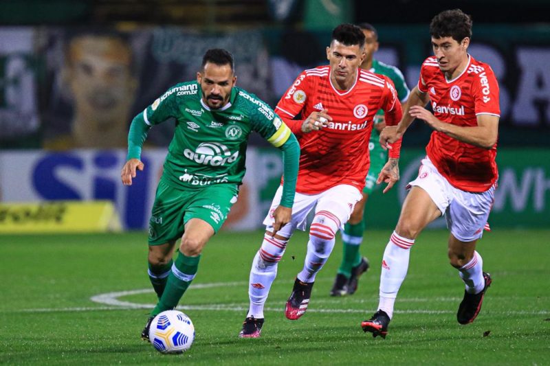 Anselmo Ramon leva a bola enquanto é seguido por Cuesta e Dourado