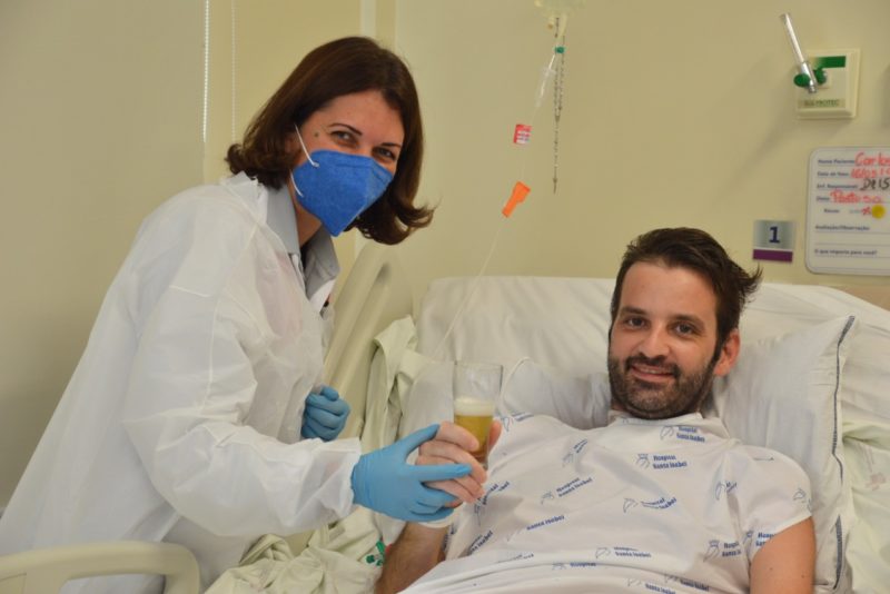 Carlos Alberto tomou cerveja e comeu linguicinha no hospital – Foto: Gabriel Silva/HSI