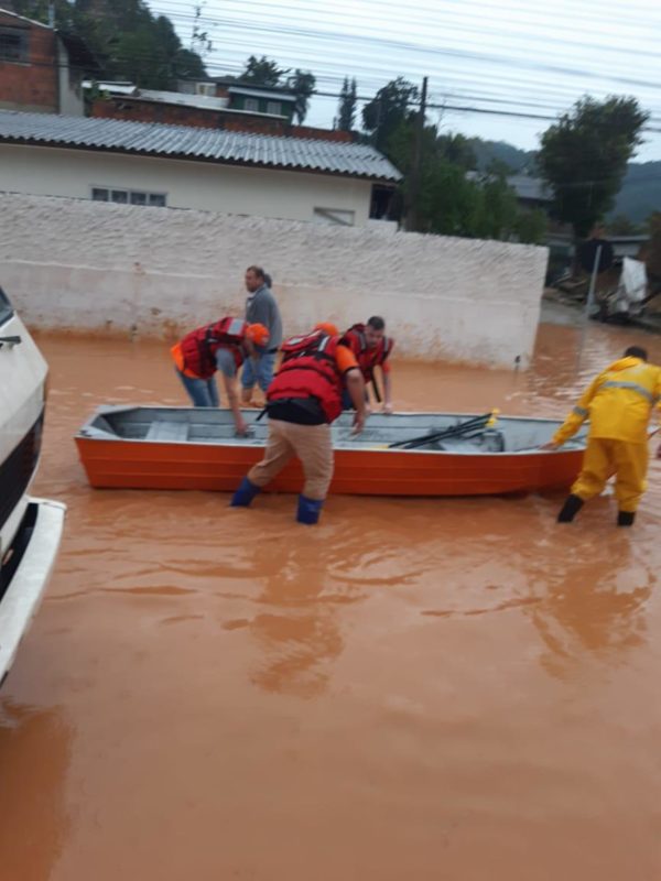 Apesar da necessidade de resgate de barco na região de Monte Alegre, em Camboriú, no final da tarde de sábado (19), segundo a Defesa Civil, o ventou mudou o rumo para o oceano, favorecendo o escoamento da água – Foto: Defesa Civil Camboriú/Divulgação/ND
